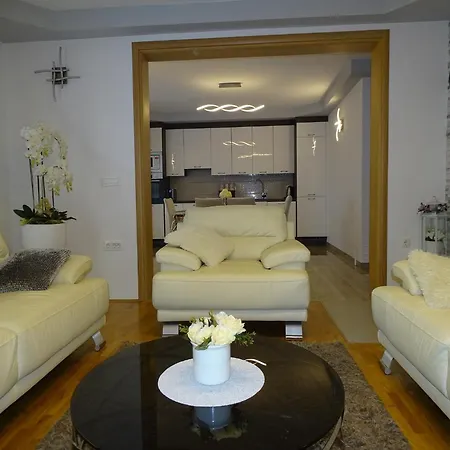 House Roncevic 50 M From Sea A1 Apartmán