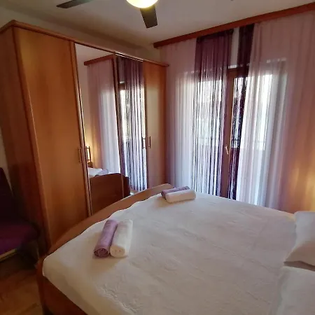 House Roncevic 50 M From Sea A1 Apartmán *