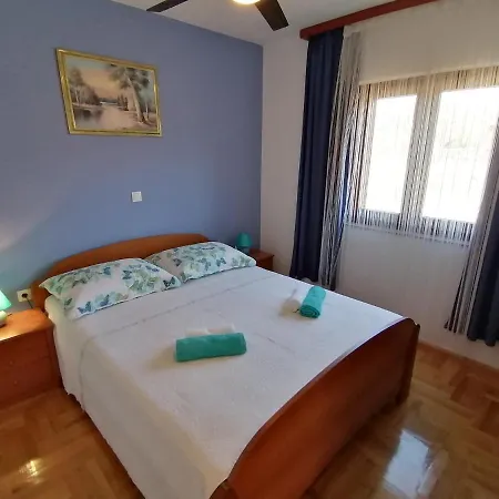 House Roncevic 50 M From Sea A1 Apartmán